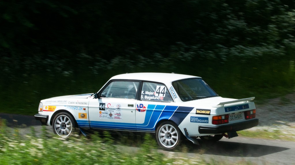 Kurt Mejer og Steen Bøgelund på vej mod klassesejren i klasse 9 i Rally Himmerland, som var 3. afdeling af Danmarksmesterskabet i historisk hastighedsrally
(Foto: rallypics.dk – Viggo Johansen)